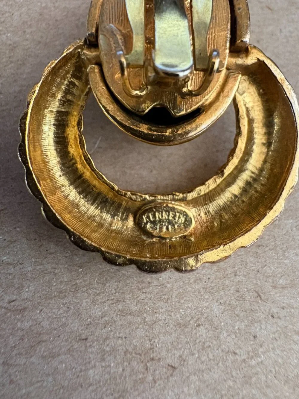 80s vintage signed Kenneth Lane Hanging Ribbed Doorknocker gold earrings - Picture 5 of 8
